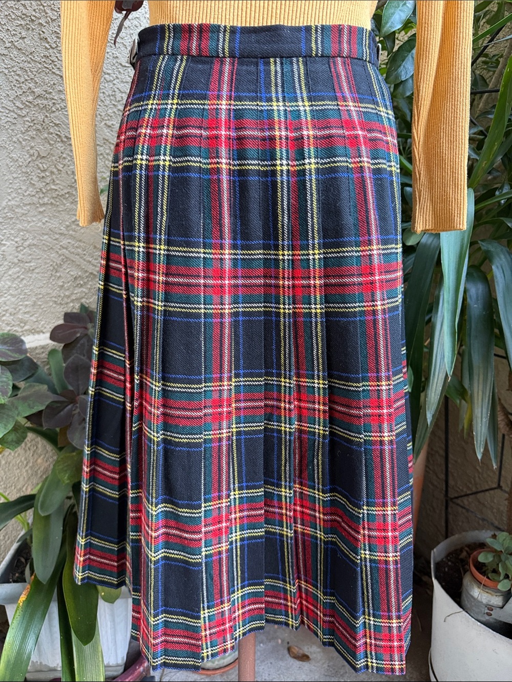 Vintage Classic Tartan Wool Wrap Skirt Pleated in the Back in Navy and Red Plaid - Picture 8 of 12